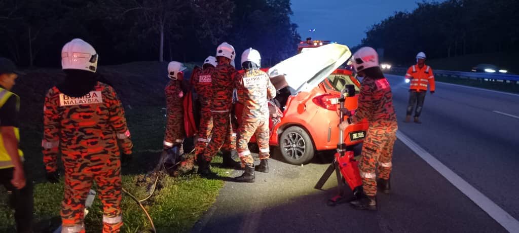 Dua penuntut IPTA maut kereta terbabas rempuh penghadang jalan