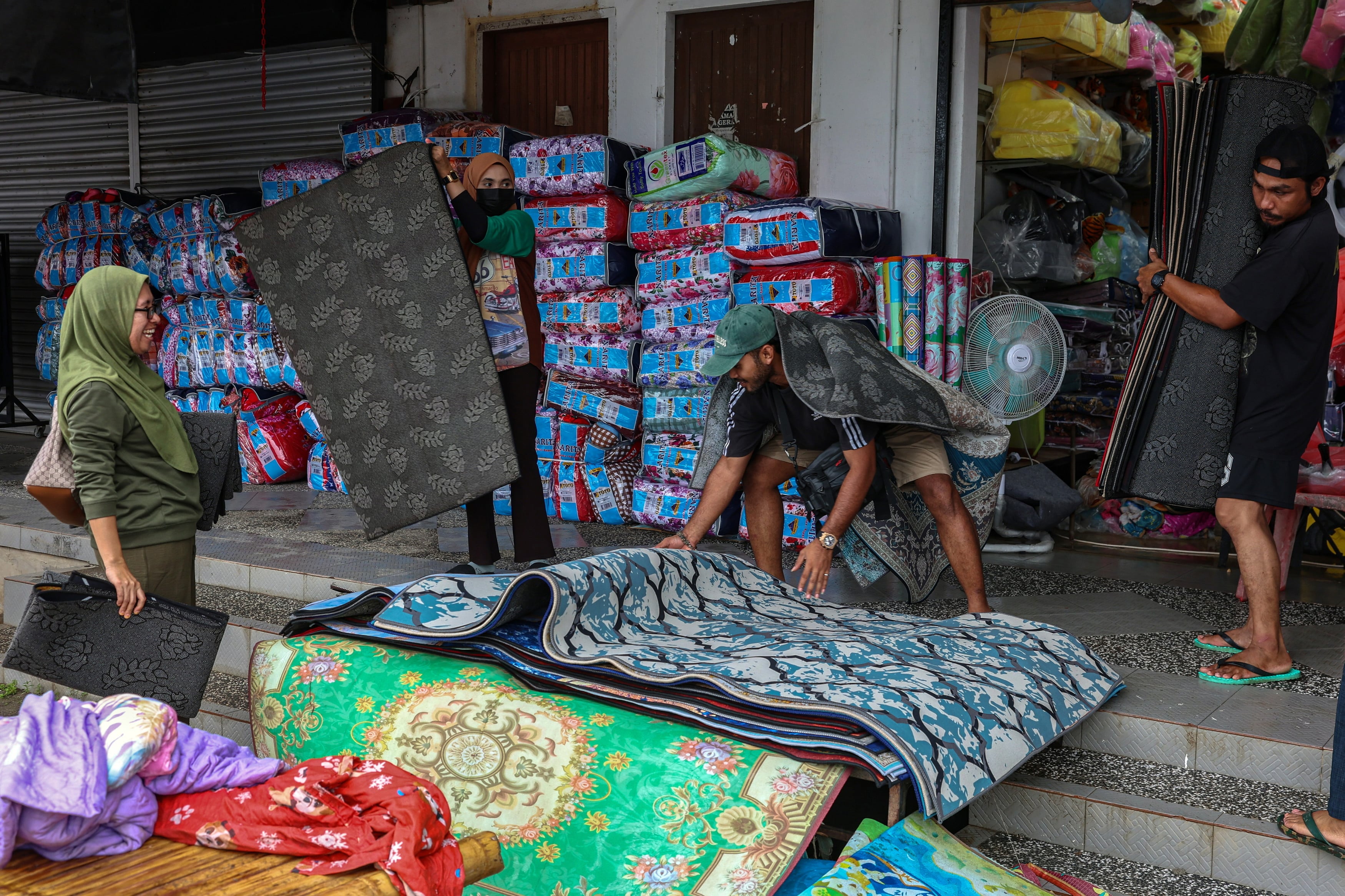 Peniaga di Rantau Panjang lelong barangan, diskaun hingga 80 peratus