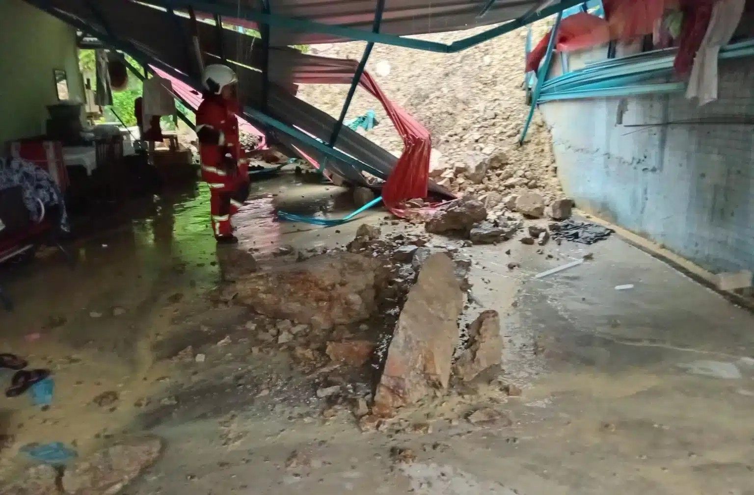 கிளந்தானில் வெள்ளம் காரணமாக மண் சரிவு, சாலைகள் துண்டிப்பு