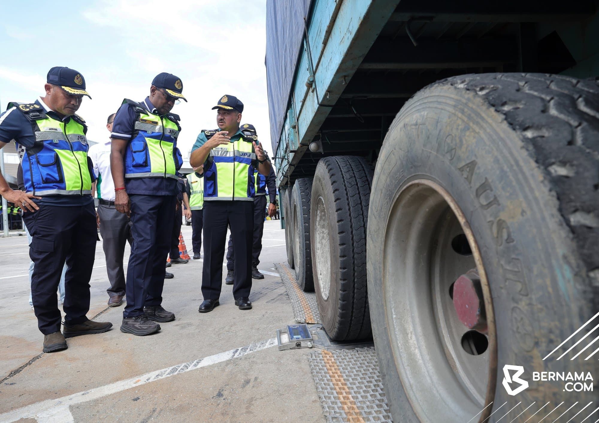 5天特别行动查约1.7万辆车  陆交局发出5306张违规通知