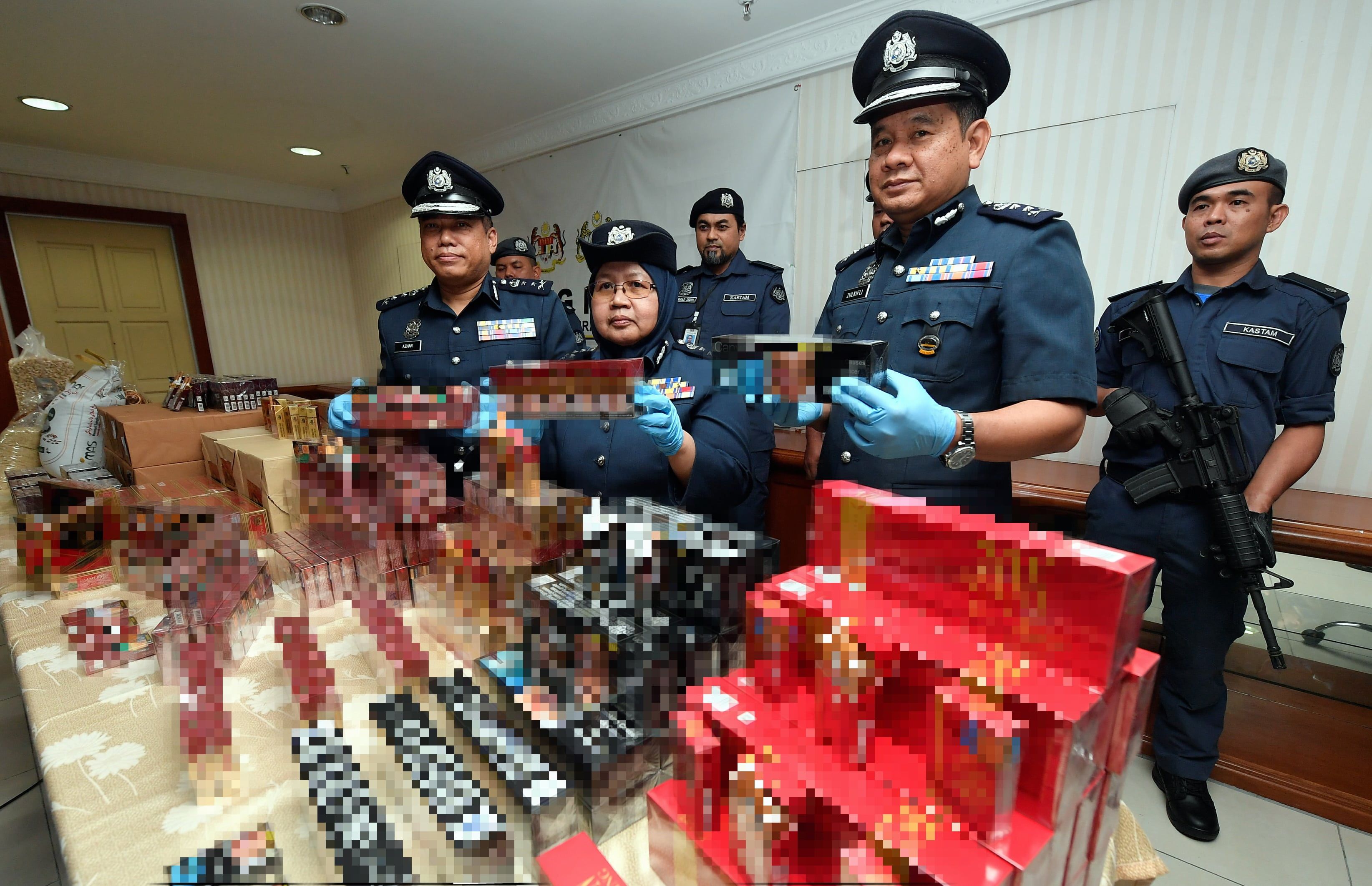 关税局捣破各走私活动   起获市值逾千万私烟.白米及电子废料