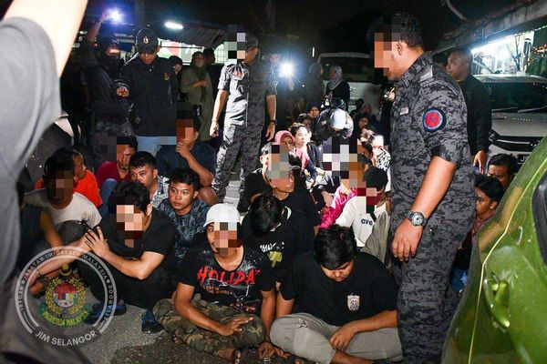 凌晨扫荡阿依希淡木屋区 移民局捕49外籍人士