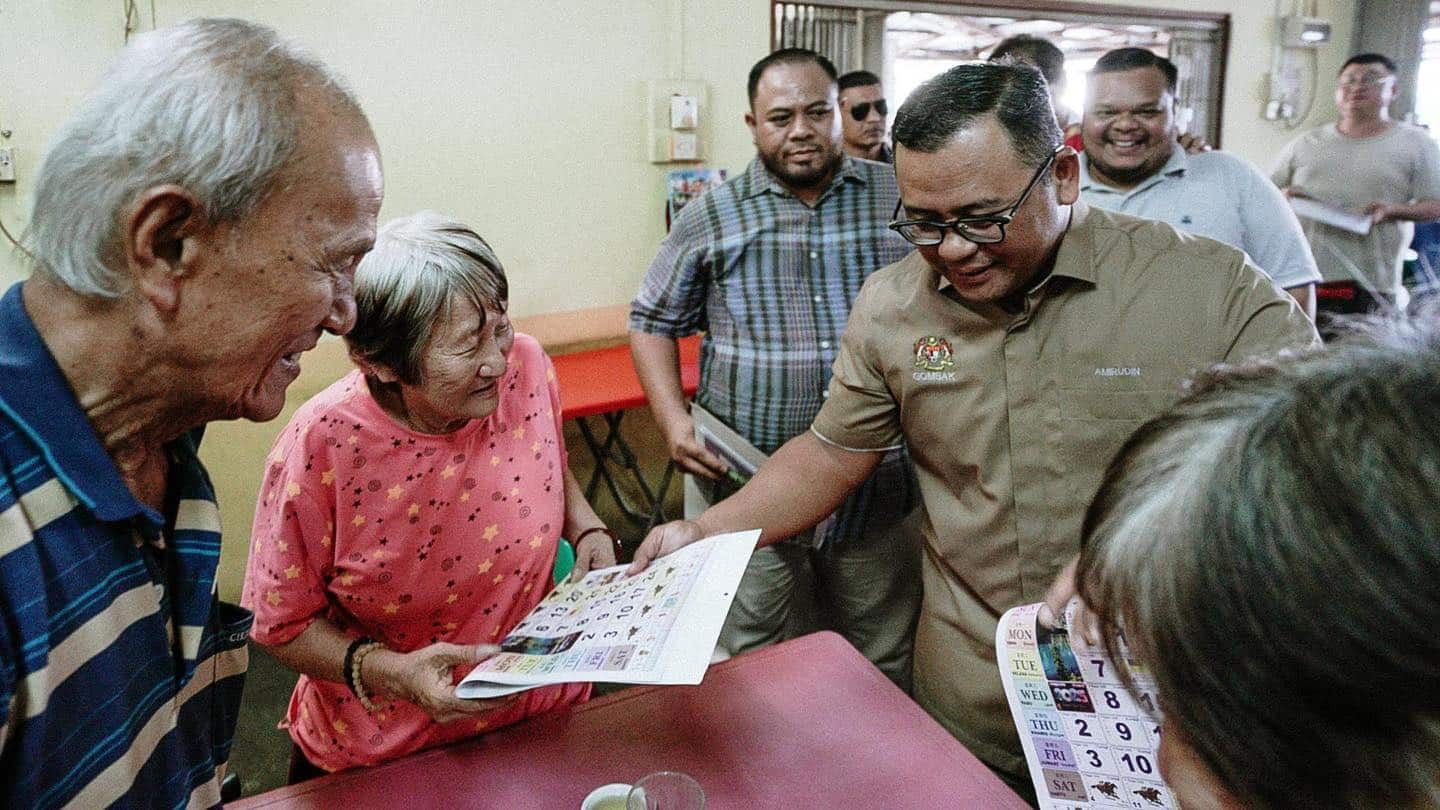 阿米鲁丁士拉央峇鲁巴刹派日历   与小贩居民交流.巡巴刹提升工程