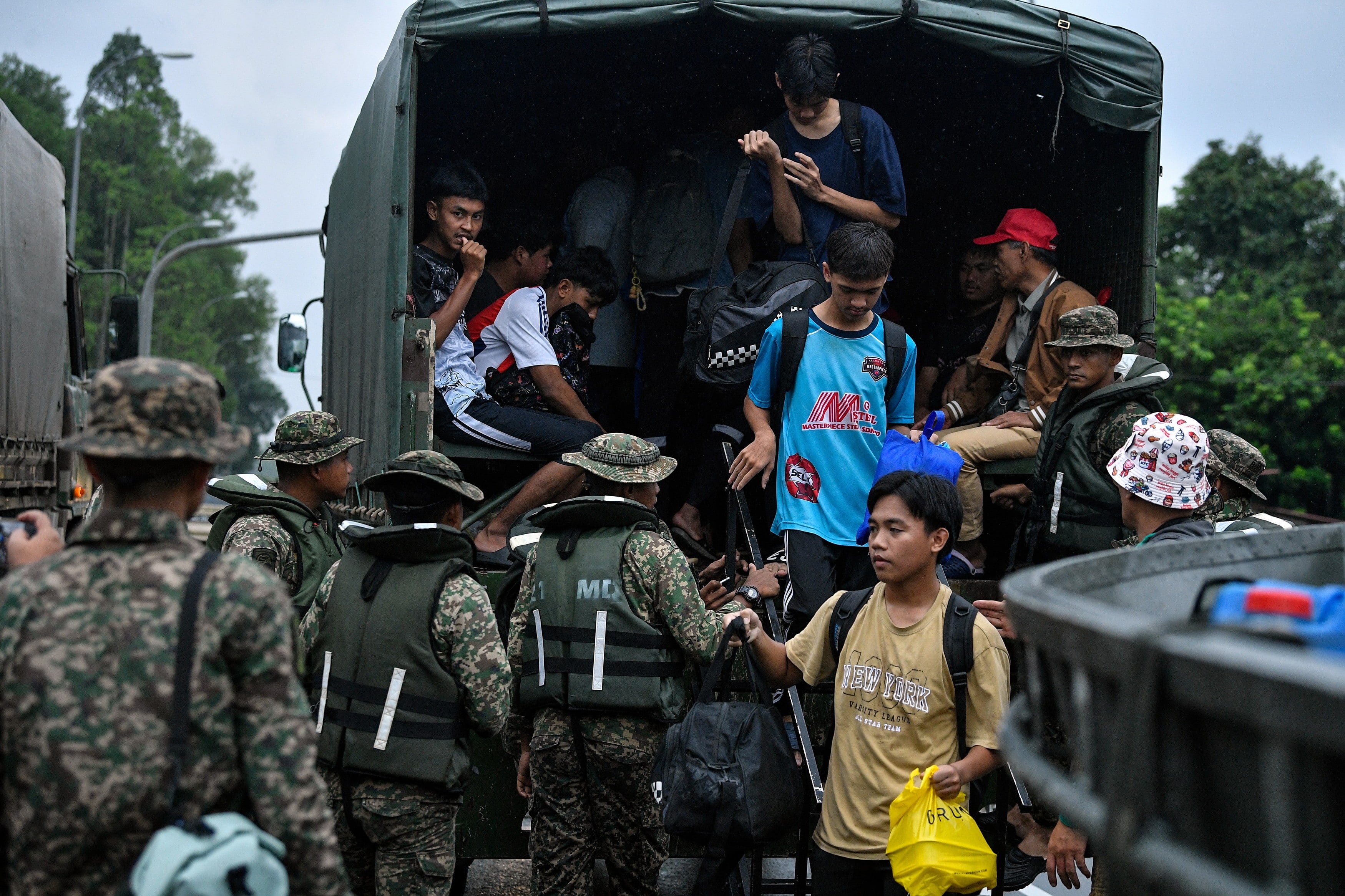 Calon SPM terjejas banjir depani situasi sukar, mohon pertimbang tangguh peperiksaan