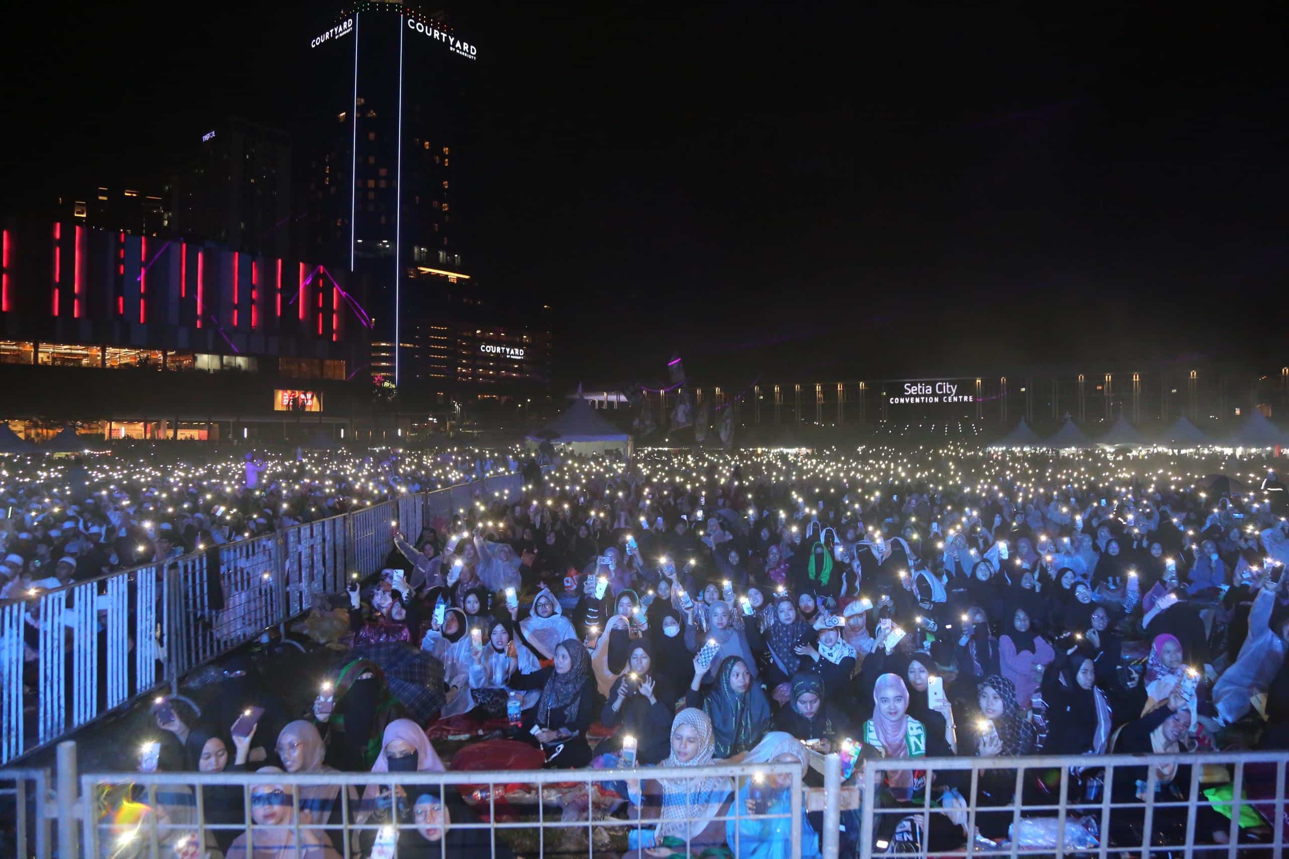 Hujan tidak halang lebih 10,000 umat Islam imarah Festival Darul Ehsan Berselawat 