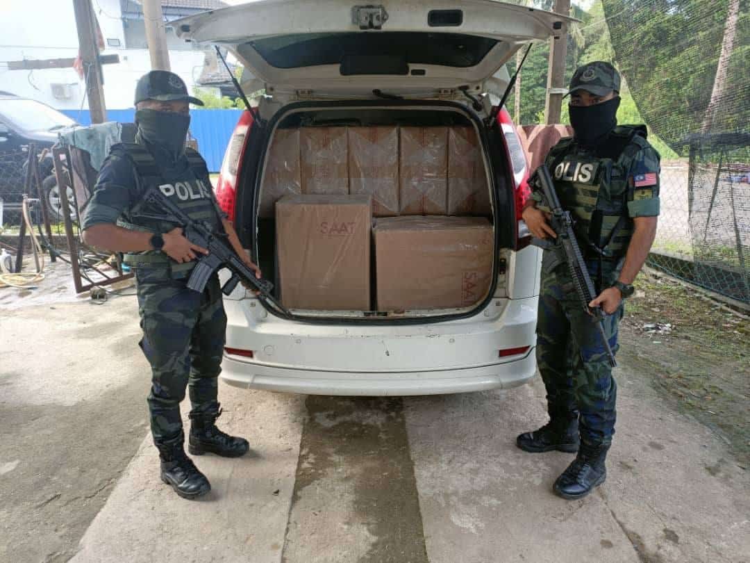 司机走私事迹败露弃车逃  警起获总值逾16万白烟