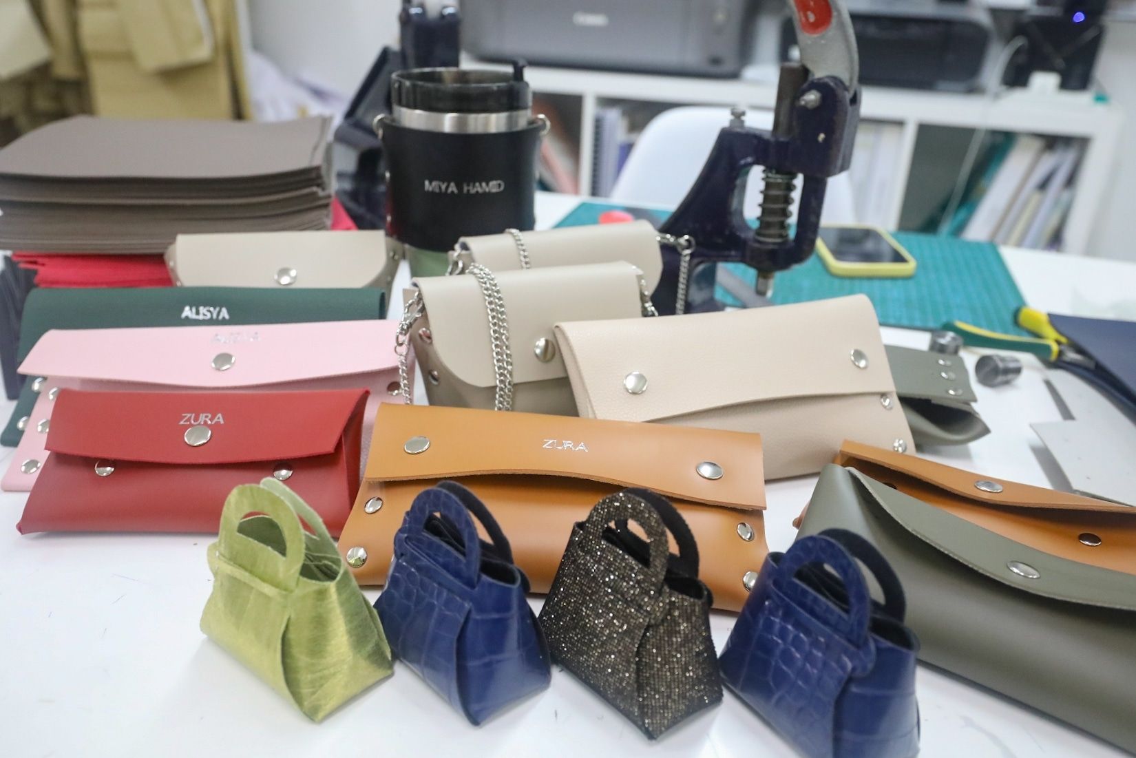 Beg tangan paku fesyen terbaharu ikutan wanita masa kini