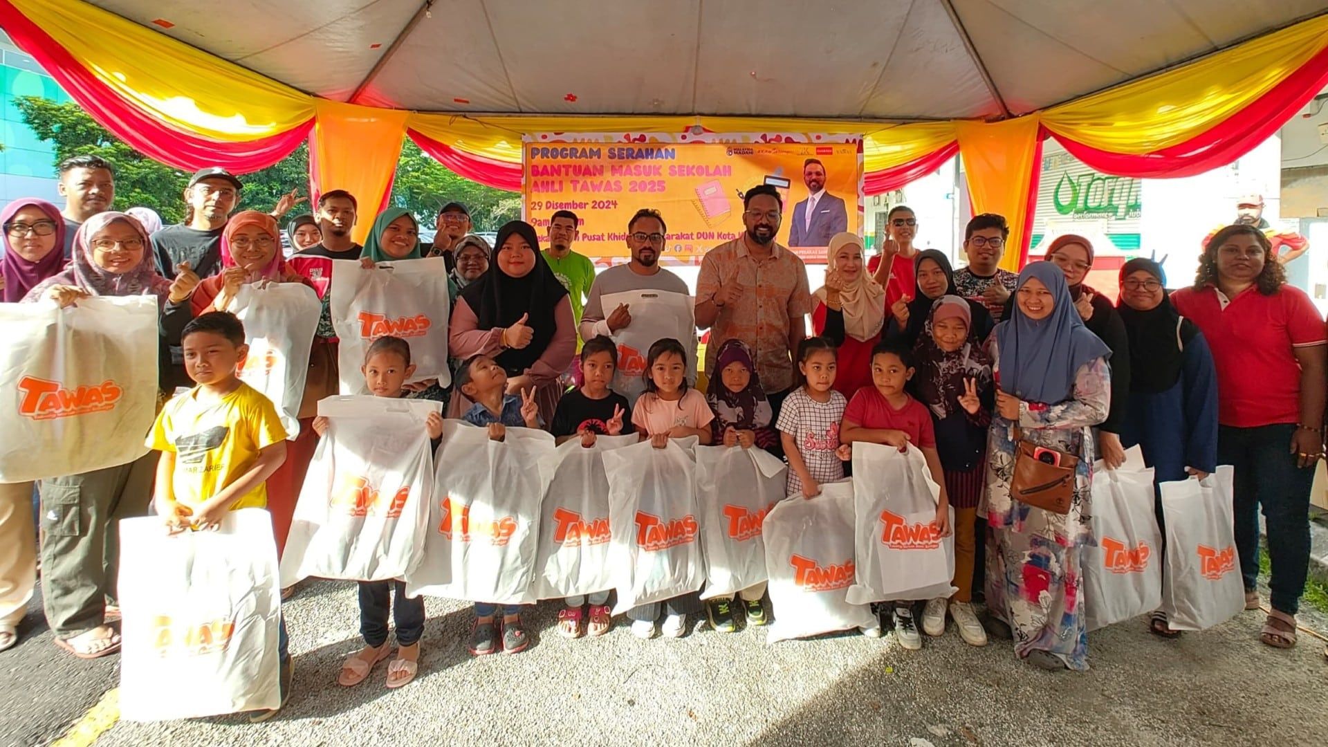 கோத்தா கெமுனிங் தொகுதியில் 1,120 தாவாஸ் உறுப்பினர்களுக்கு பள்ளி உபகரணங்கள் விநியோகம்