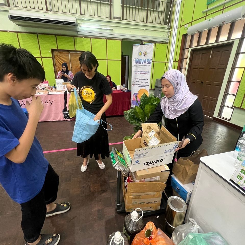 安邦市会垃圾变现金活动  成功收集81公斤废食油