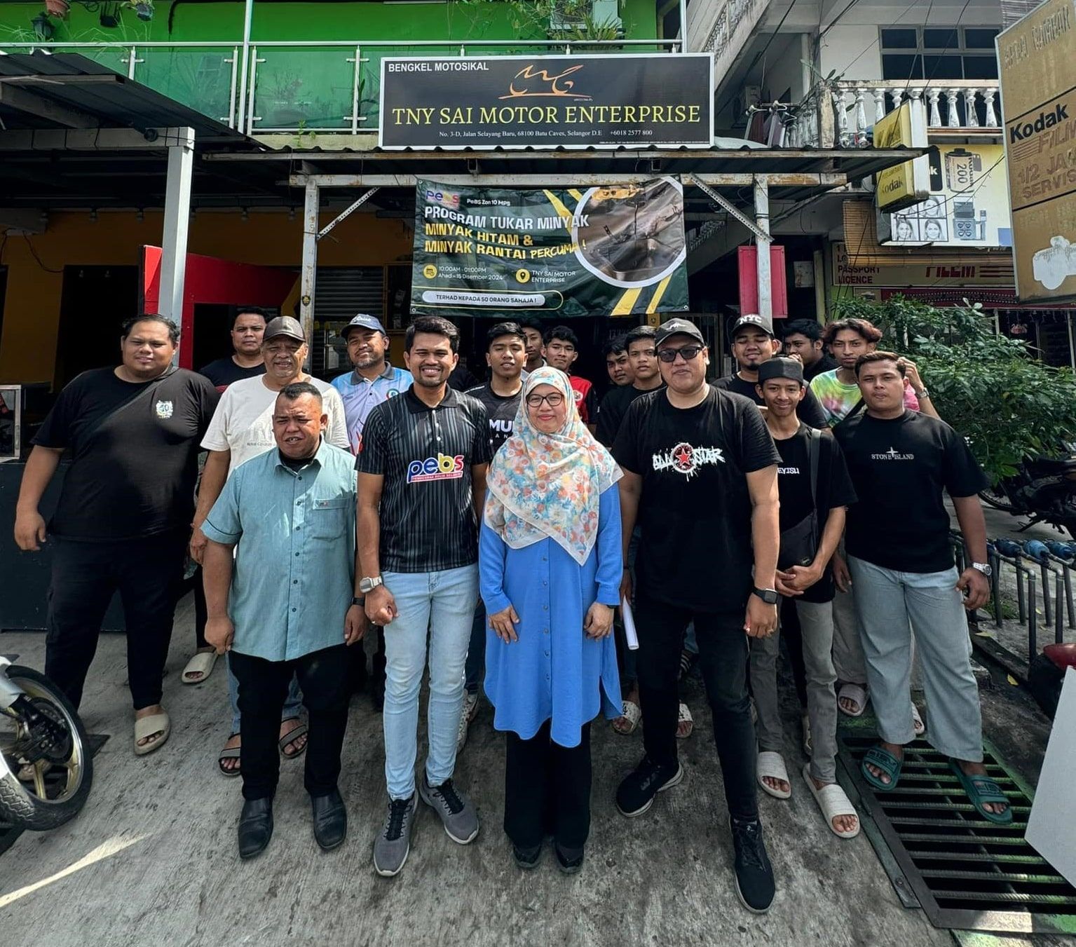 谢安宝选区办换黑油活动 50摩托车骑士受惠