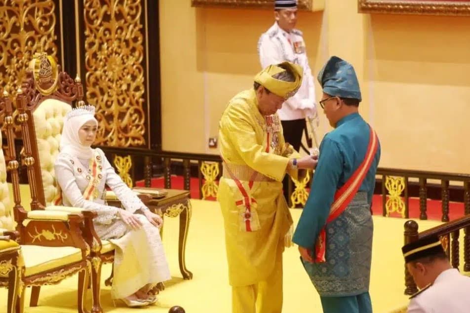 雪苏丹华诞册封有功人士  依兹汉受封矢续为民服务