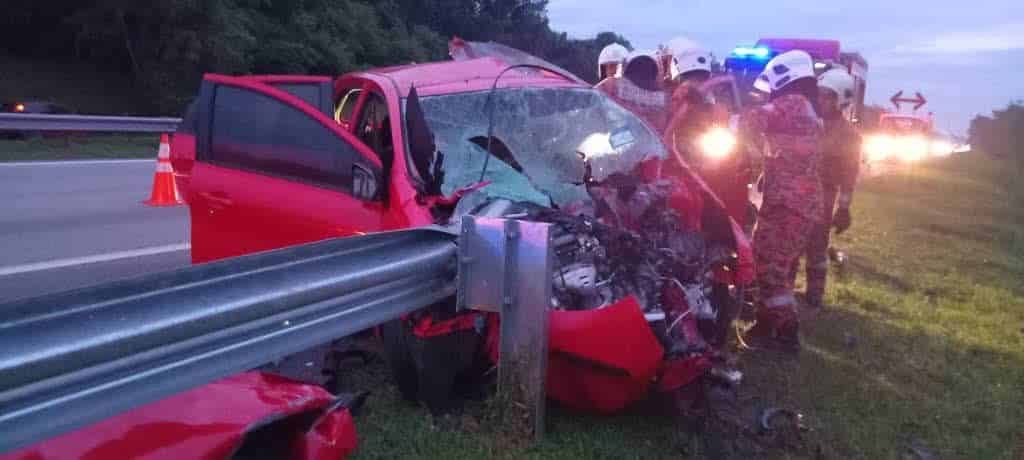 南北大道再有夺命车祸 轿车失控撞大道护栏2女大学生毙命