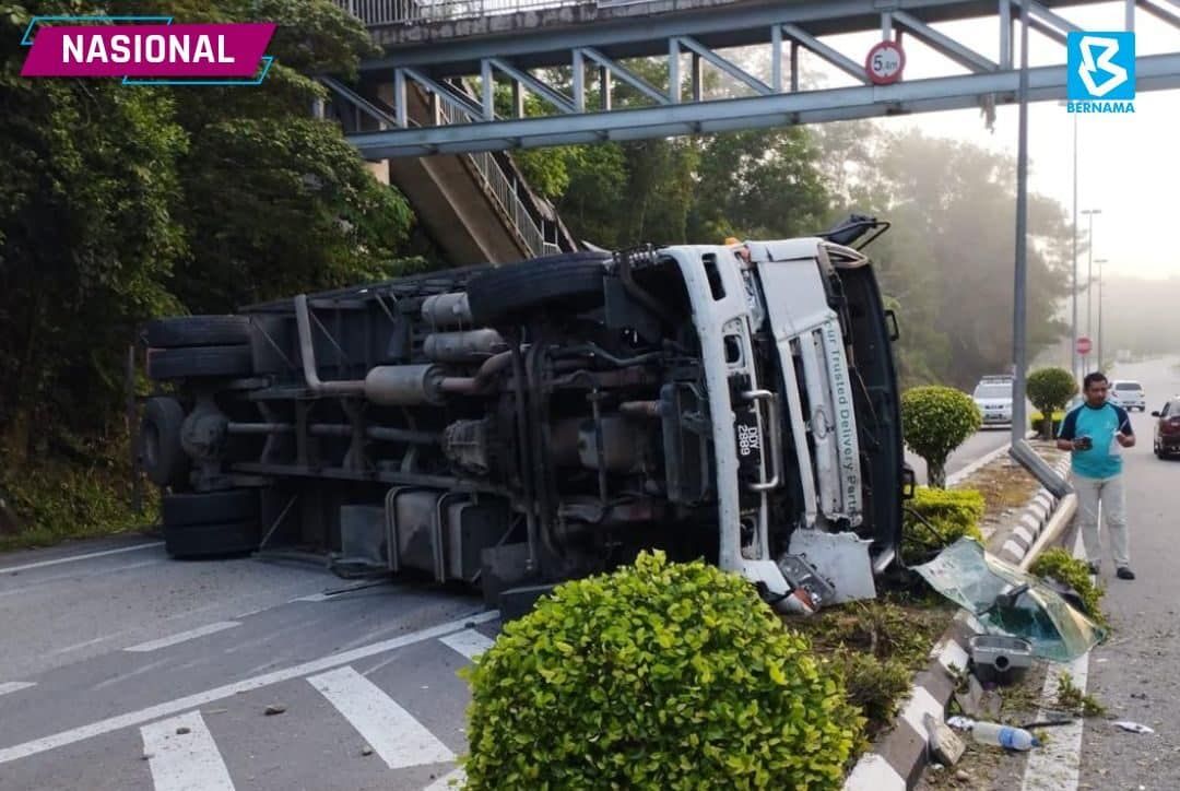 கொள்கலன் லோரி சாலையில் கவிழ்ந்தது-  குவாந்தான்- கோலாலம்பூர் சாலையில் போக்குவரத்து முடங்கியது