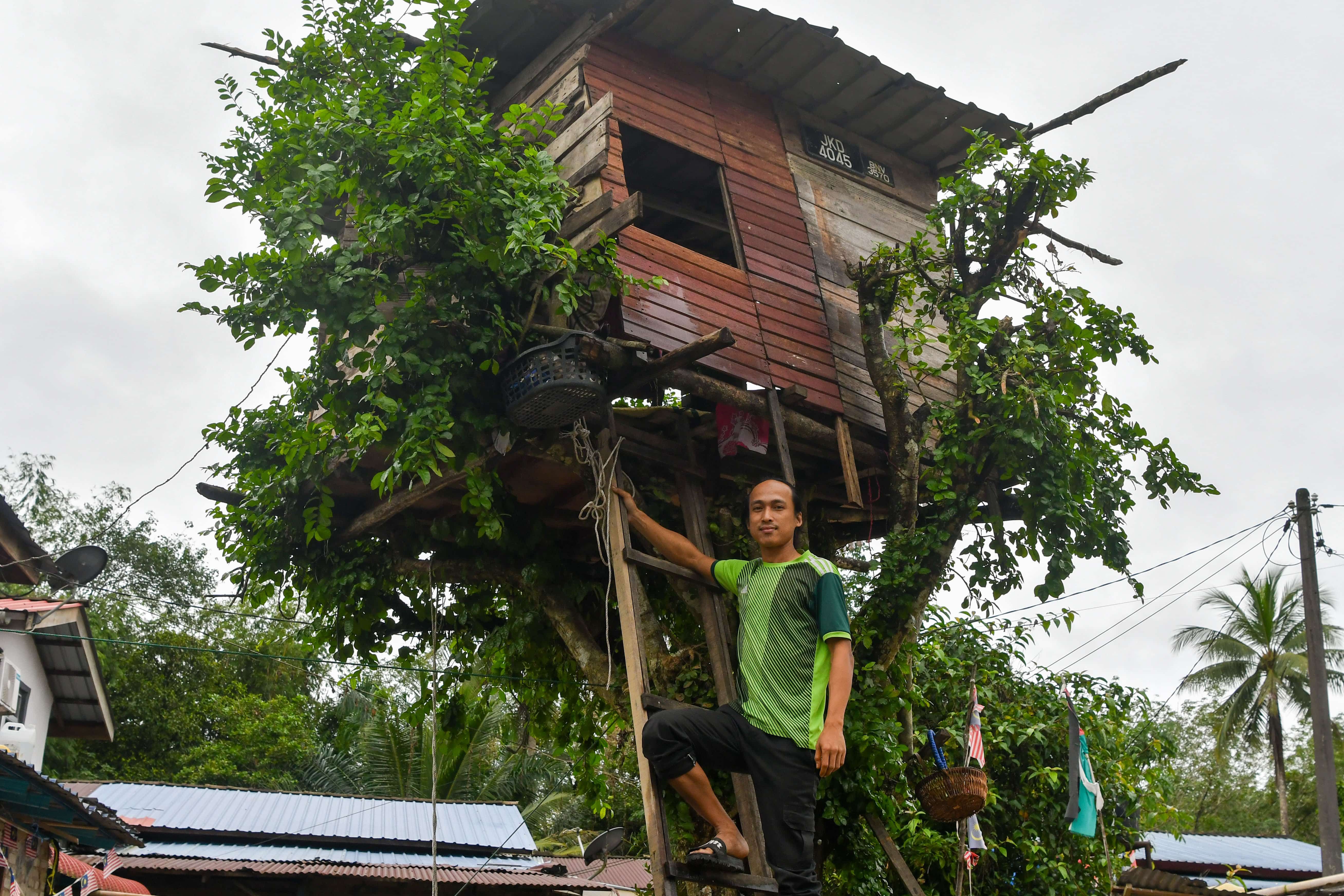 Lelaki bina pondok atas pokok depan rumah, jadi tempat berteduh jika bah