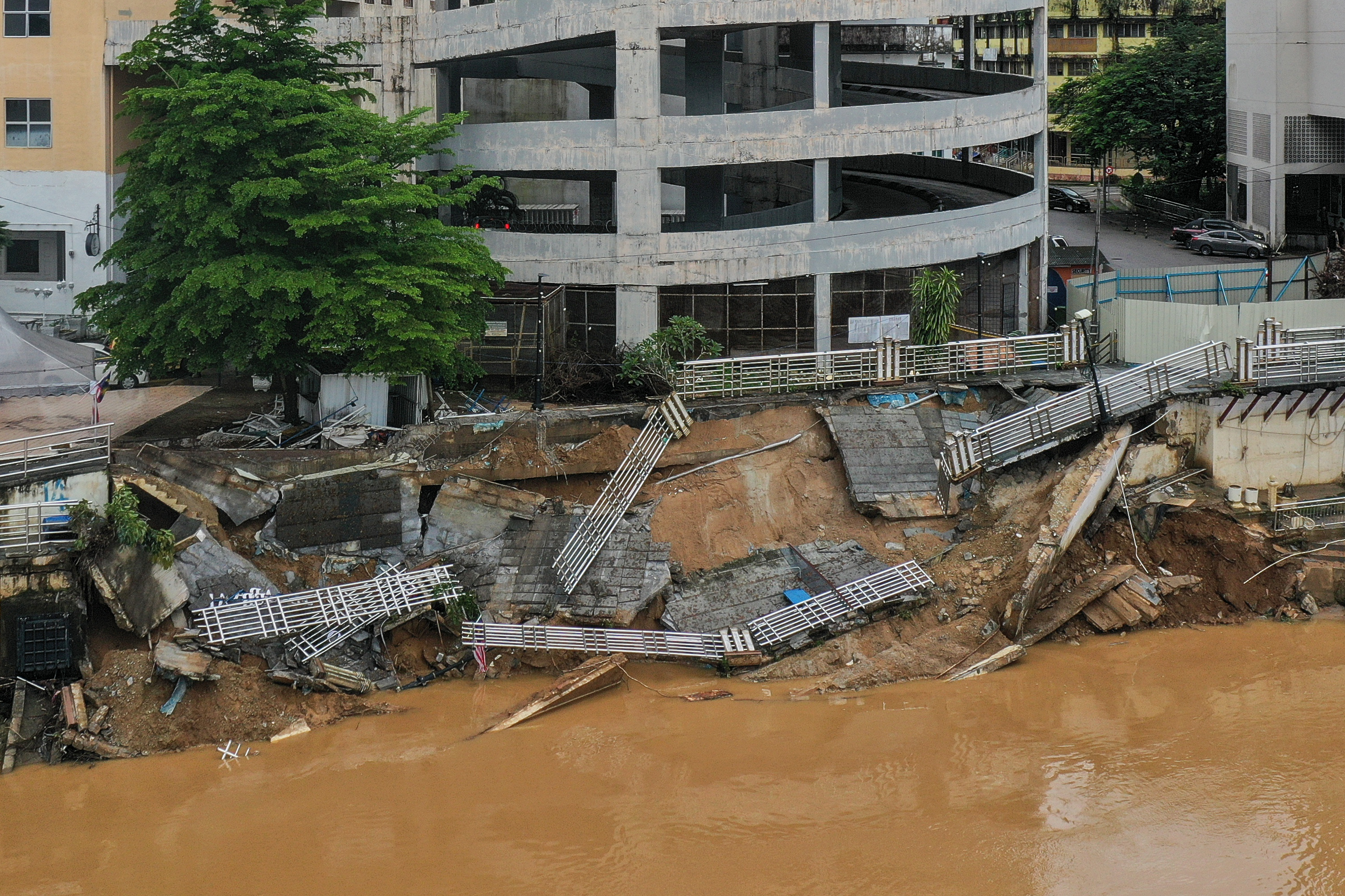 50-metre Sungai Kelantan riverbank collapses in Kota Bharu
