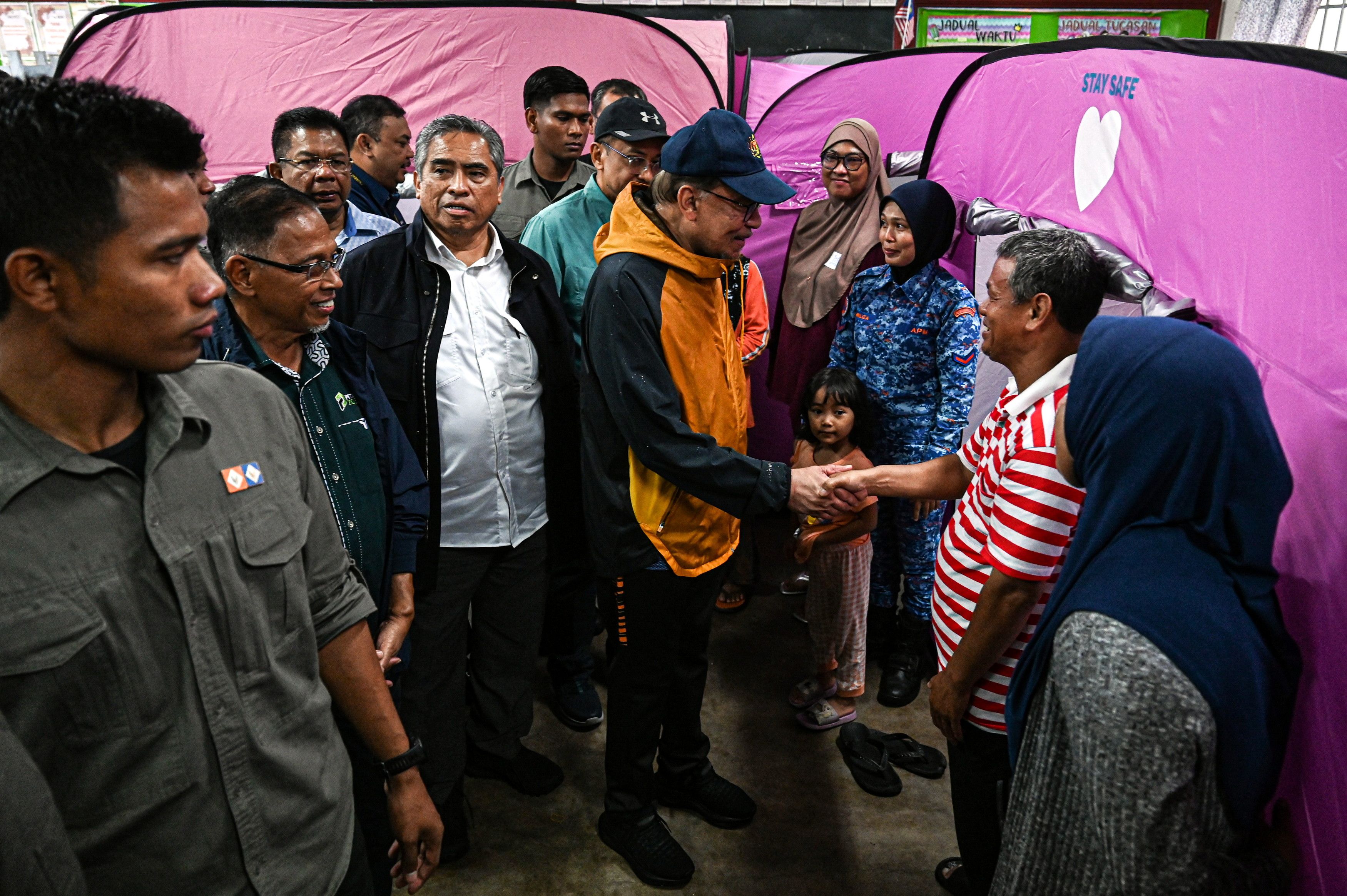 Floods: PM visits Kuala Terengganu to assess situation, meet victims