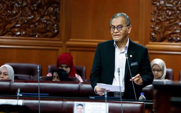 தாதியரின் பணி நேரத்தை அதிகரிக்கும் முடிவை தற்காக்கிறார் சுகாதர அமைச்சர்