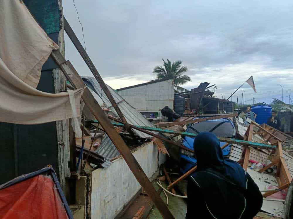 仙本那今早强风来袭   殃及约30间民宅及20辆轿车