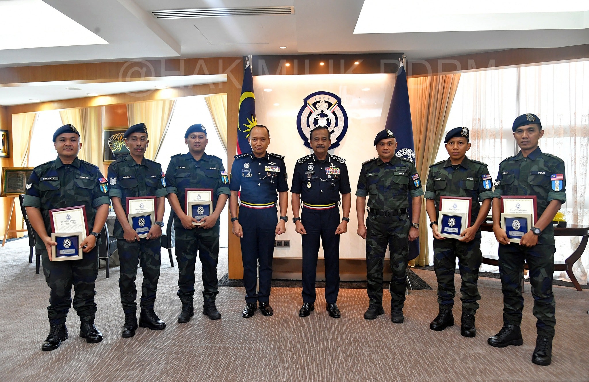 Anggota, pegawai polis tolak sogokan ketika bertugas terima surat penghargaan