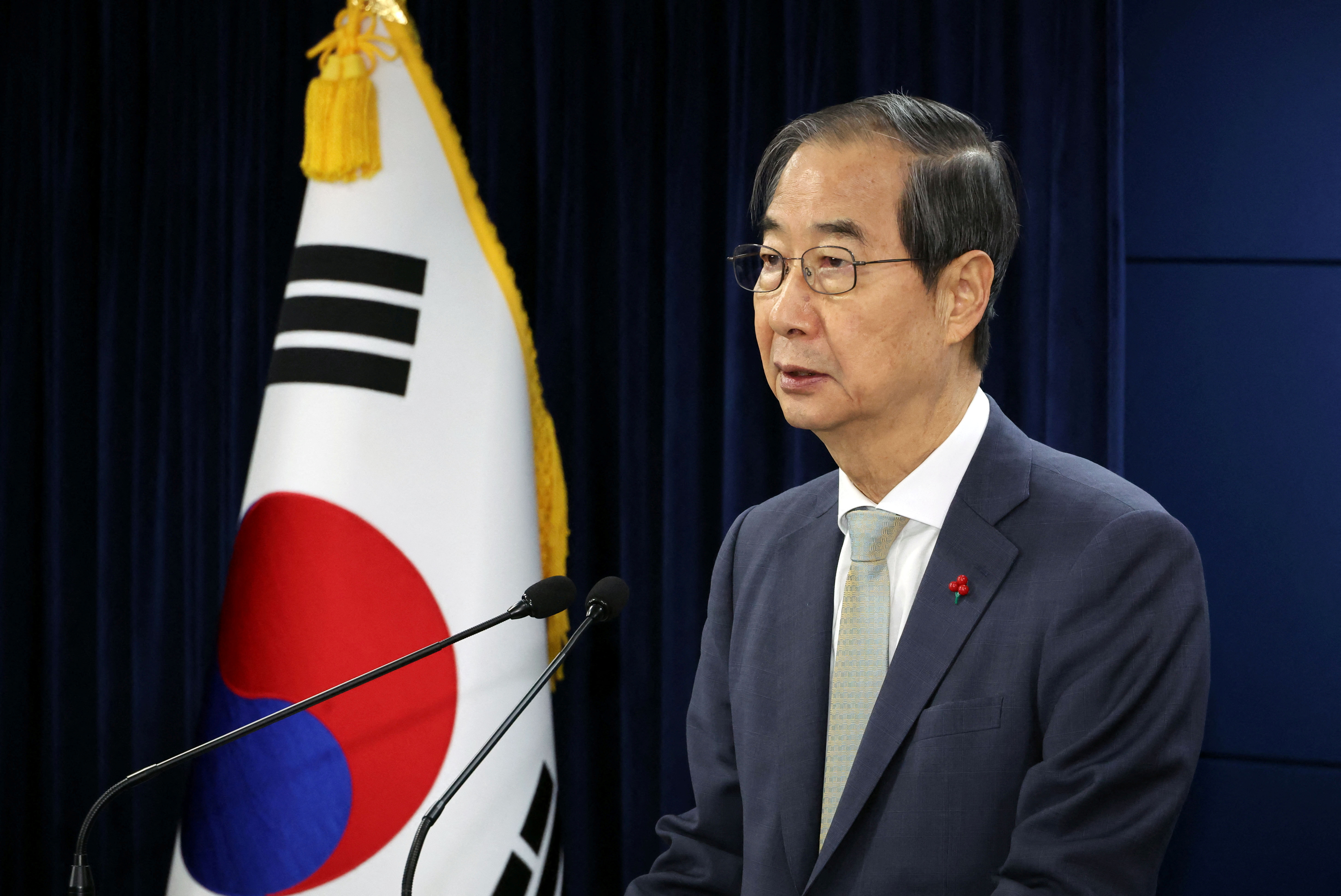 Ex-PM, deputy PM barred from leaving South Korea in martial law probe
