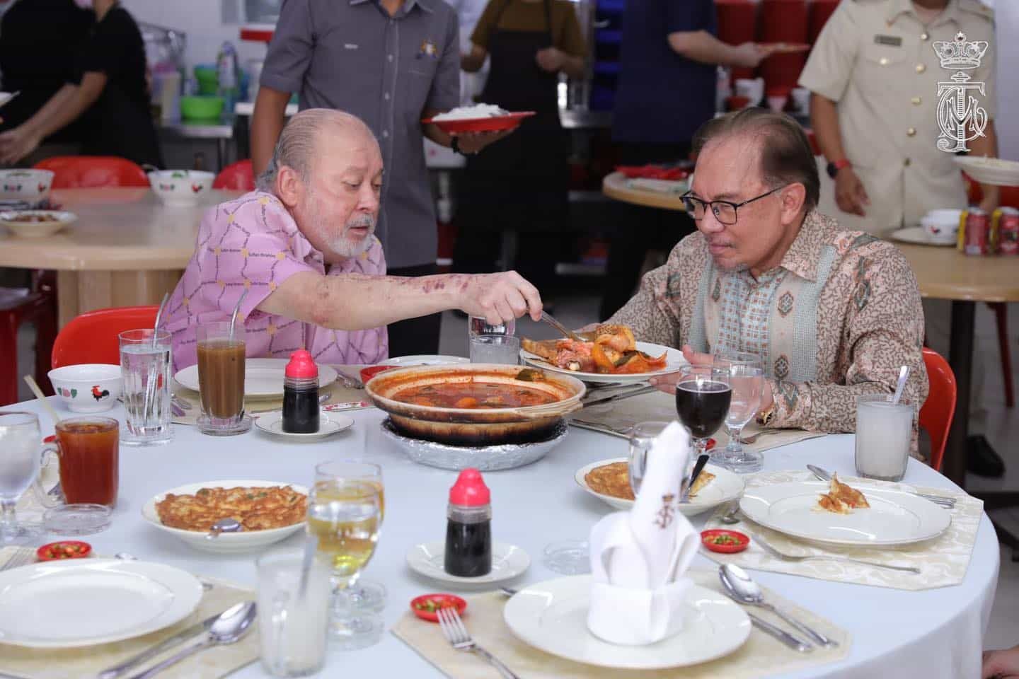 元首带安华尝新山华人掌厨亚参鱼