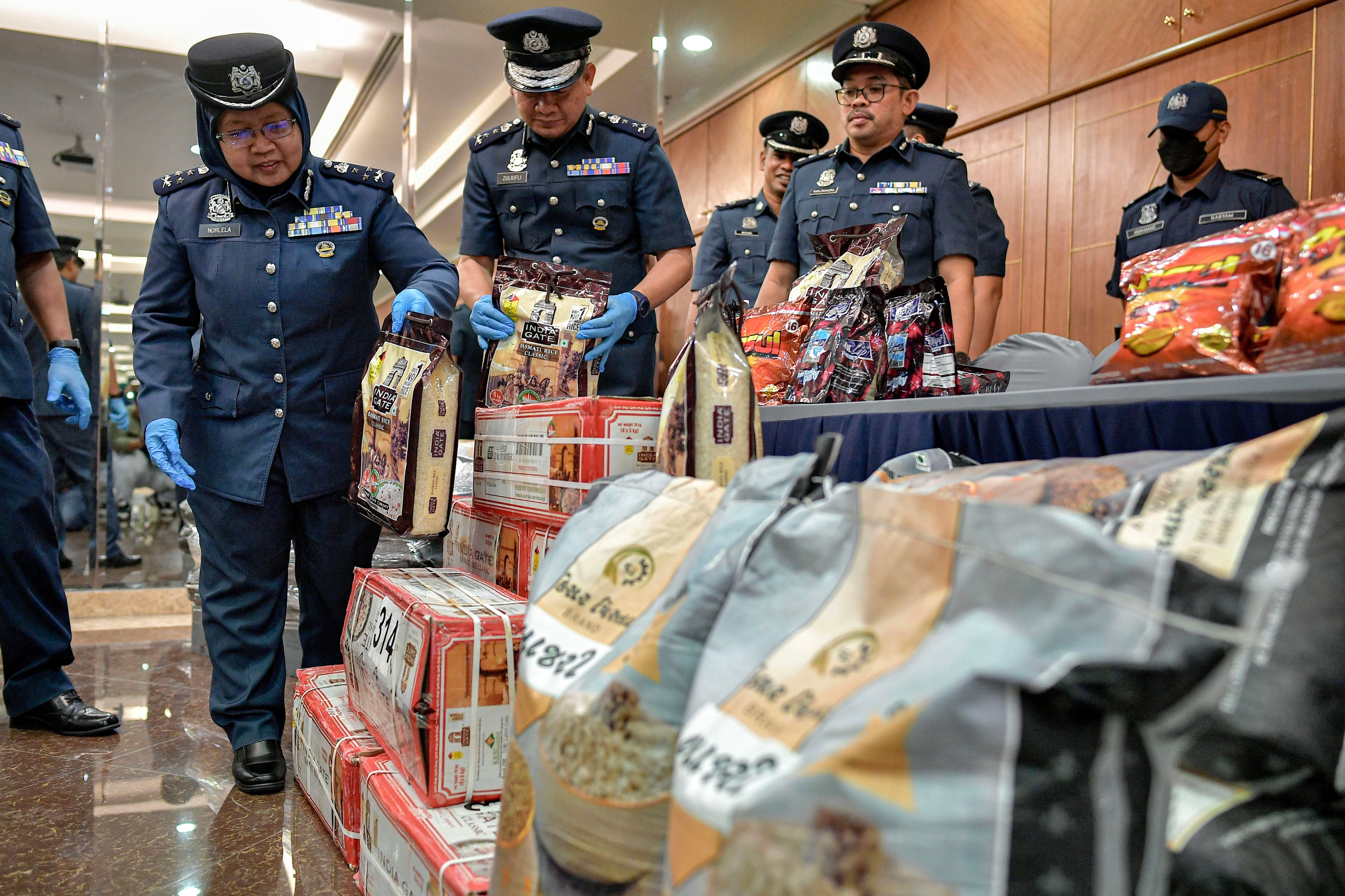 关税局瓦解两宗走私勾当  起获市值逾300万烟草.白米及毒品