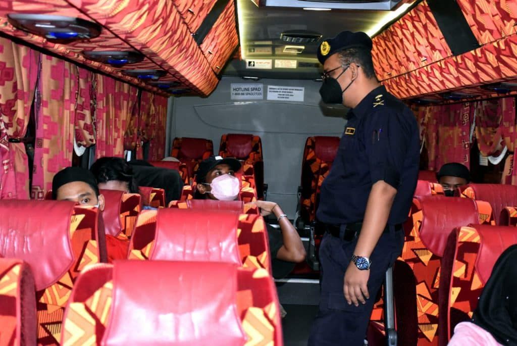 விரைவு பேருந்துகளில் இரண்டாவது ஓட்டுநர் அவசியம்- அமைச்சர் அந்தோணி லோக் வலியுறுத்து