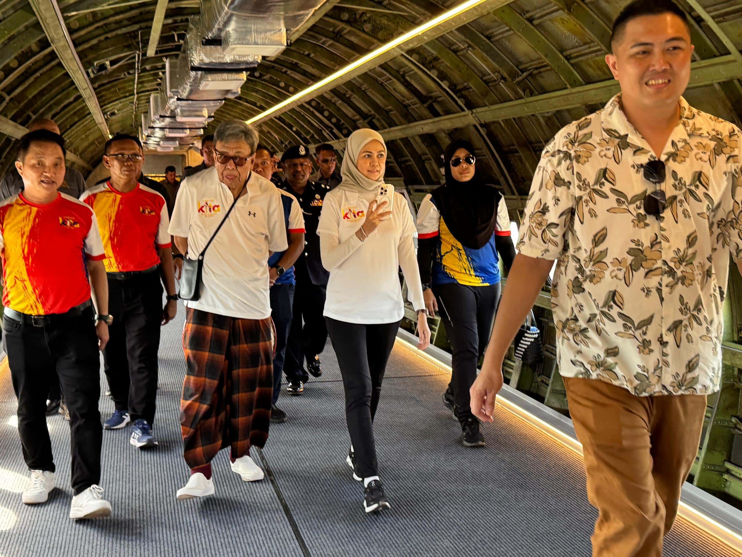 雪州苏丹伉俪亲临鱼米之乡 参观适耕庄稻田飞机