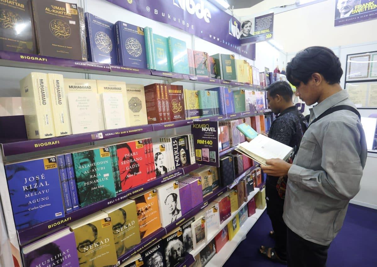 Lapan naskhah terjemahan popular 2024, dari agama hingga falsafah