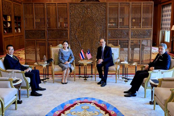 தாய்லாந்து பிரதமருக்கு பெர்டானா புத்ராவில் அதிகாரப்பூர்வ வரவேற்பு