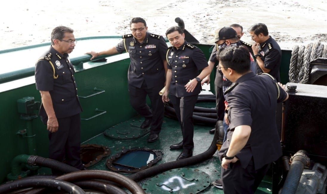 捣毁巴生港口走私活动 国内贸消部起获逾5万公升柴油