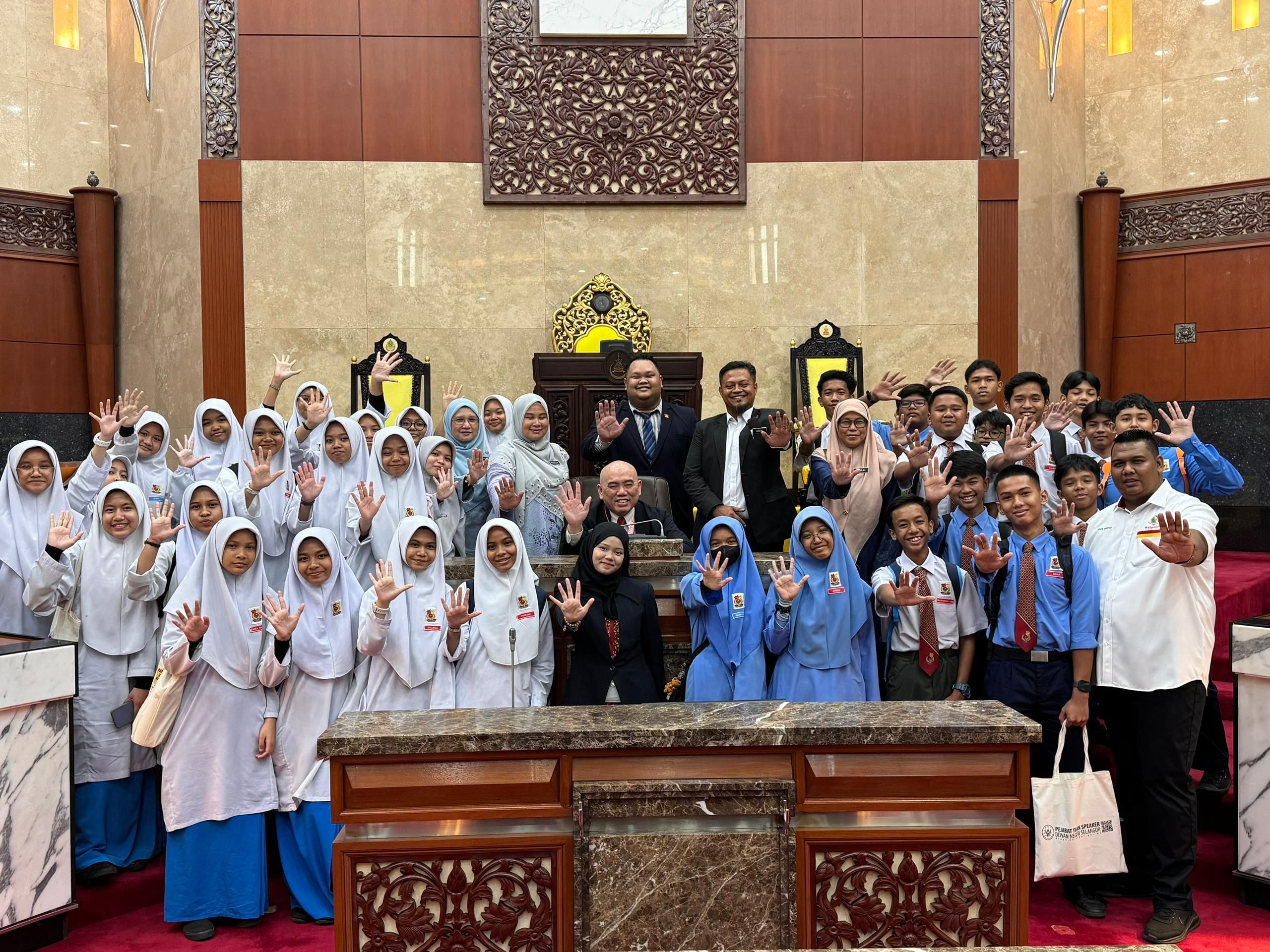 32名师生拜访雪州议会 议长：了解议会民主与治理实践