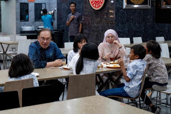 安华忙里偷闲与孙儿们 到嘛嘛店用餐享天伦之乐