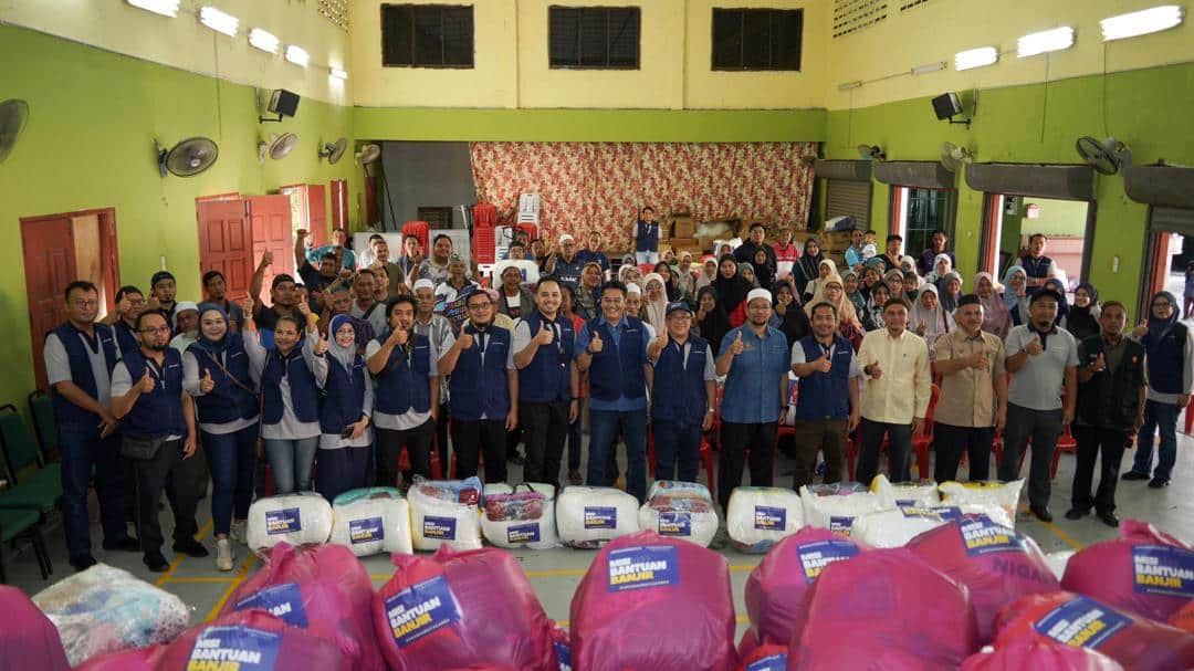 Kumpulan AmanahRaya agih tilam, makanan buat mangsa bah dua negeri