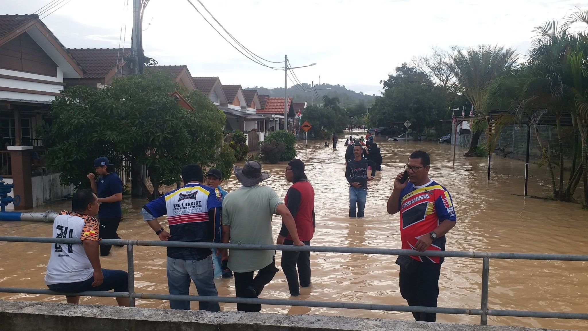 斯里阿南花园蓄水池溃堤 洪水淹入住宅区.无人伤亡