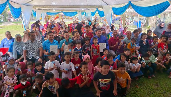 李健聪:关注贫困家庭儿童健康 灵市试跑免费牛奶计划