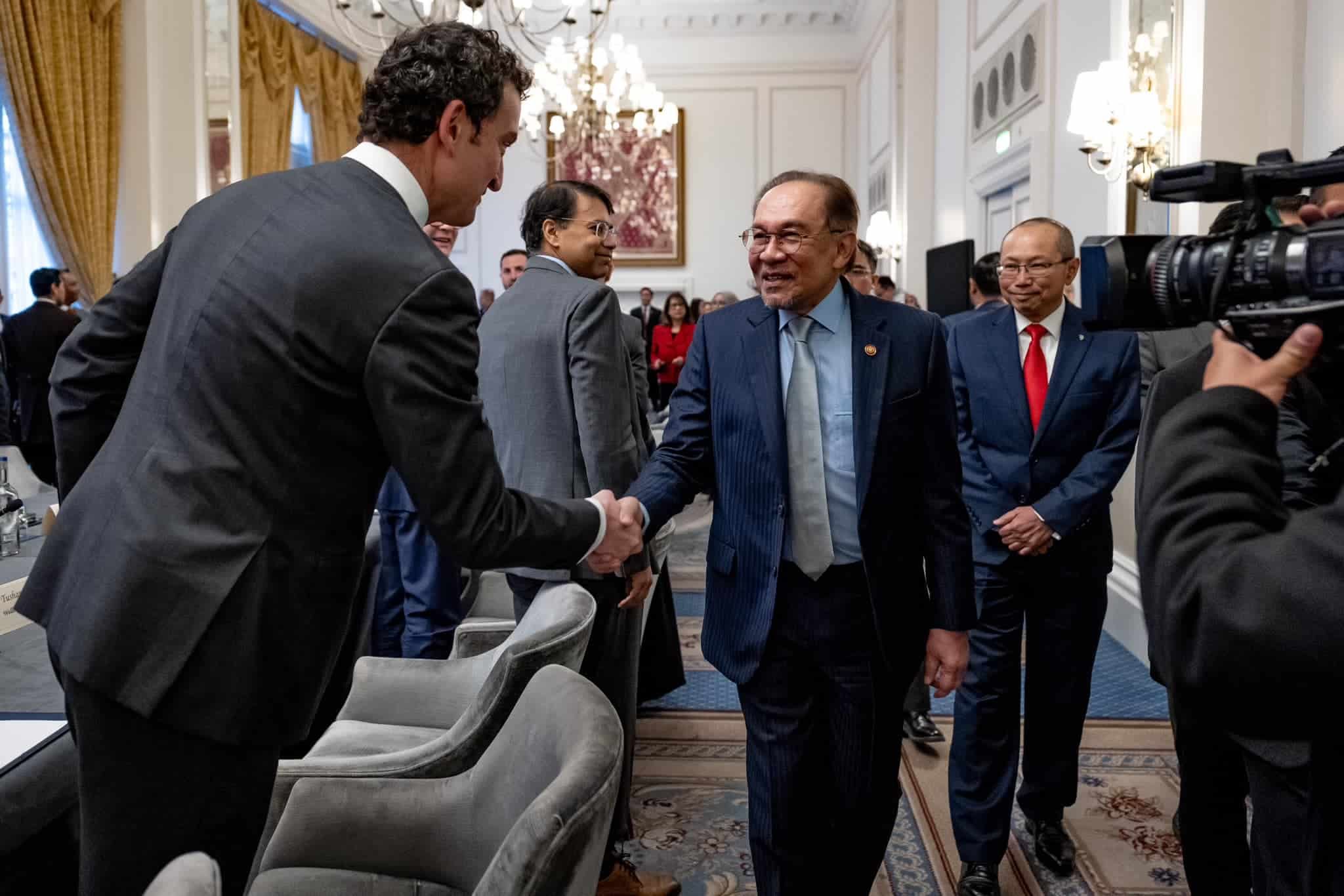 安华出席圆桌会议唔企业代表 指大马成东南亚经济复苏标杆