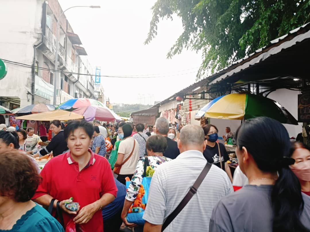 超级黄金周末塞车又堵人  太子园巴刹热闹抢办年货