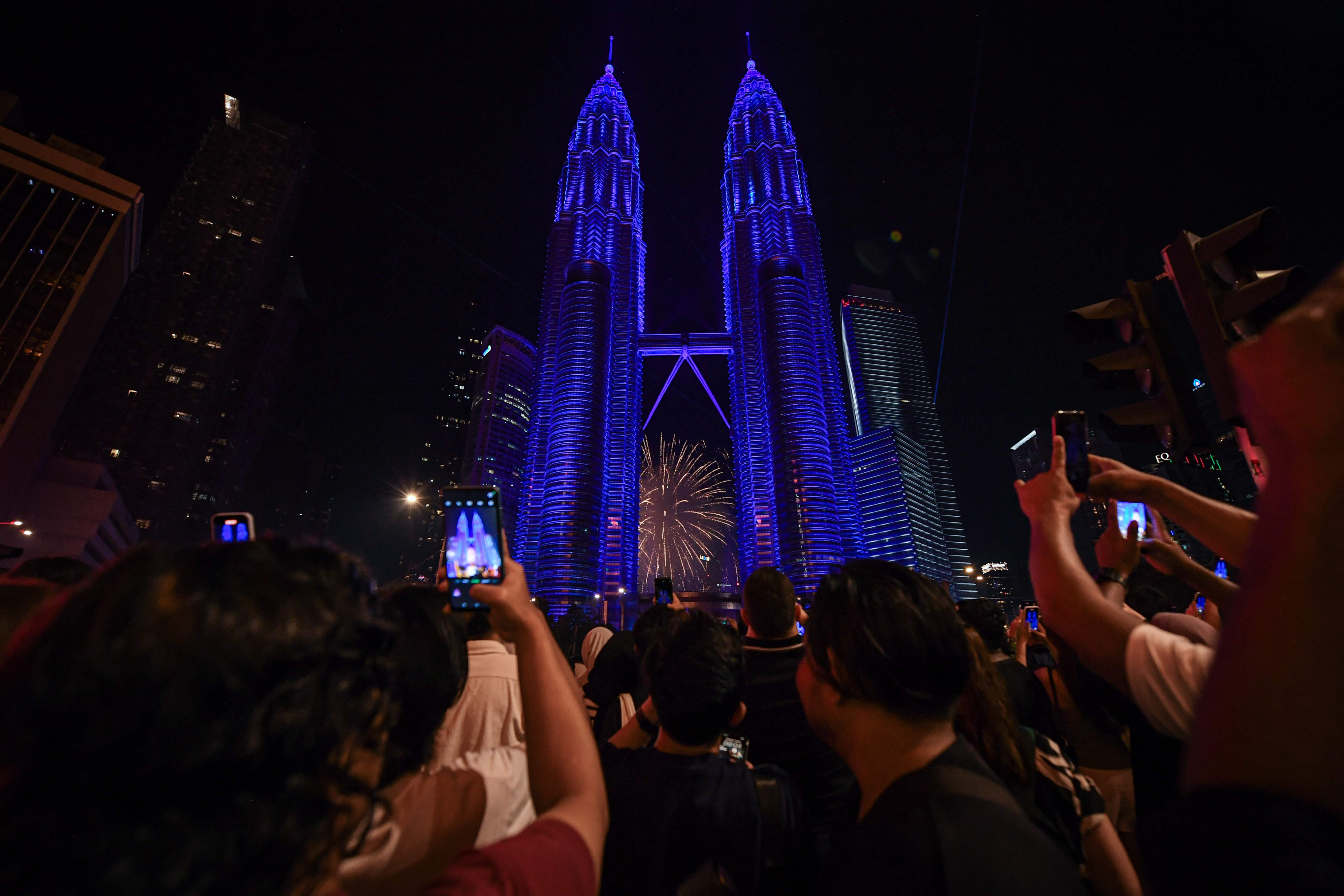 Sambutan Tahun Baharu di seluruh negara meriah, sarat aktiviti riadah, keagamaan