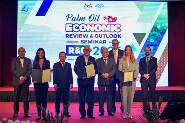 棕油价格飙升.产品出口达1093亿令吉 陈泓缣:机械化转型助解决人力短缺