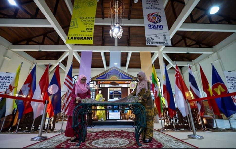 交怡工艺品中心准备就绪迎代表团