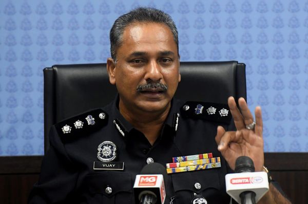 காவல்துறை அதிகாரி போல் வேடமணிந்து வெளிநாட்டவர் குடும்பத்தைக் கொள்ளையடித்த நபர் கைது