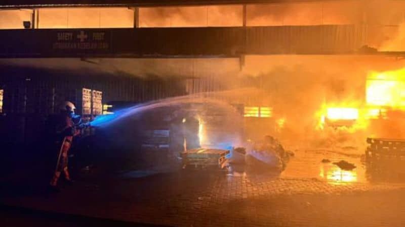 储存老鼠药仓库失火烧毁80%