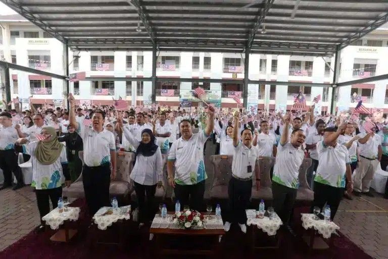 张睷洋矢让加影更干净整洁  植树防河岸沦为垃圾场