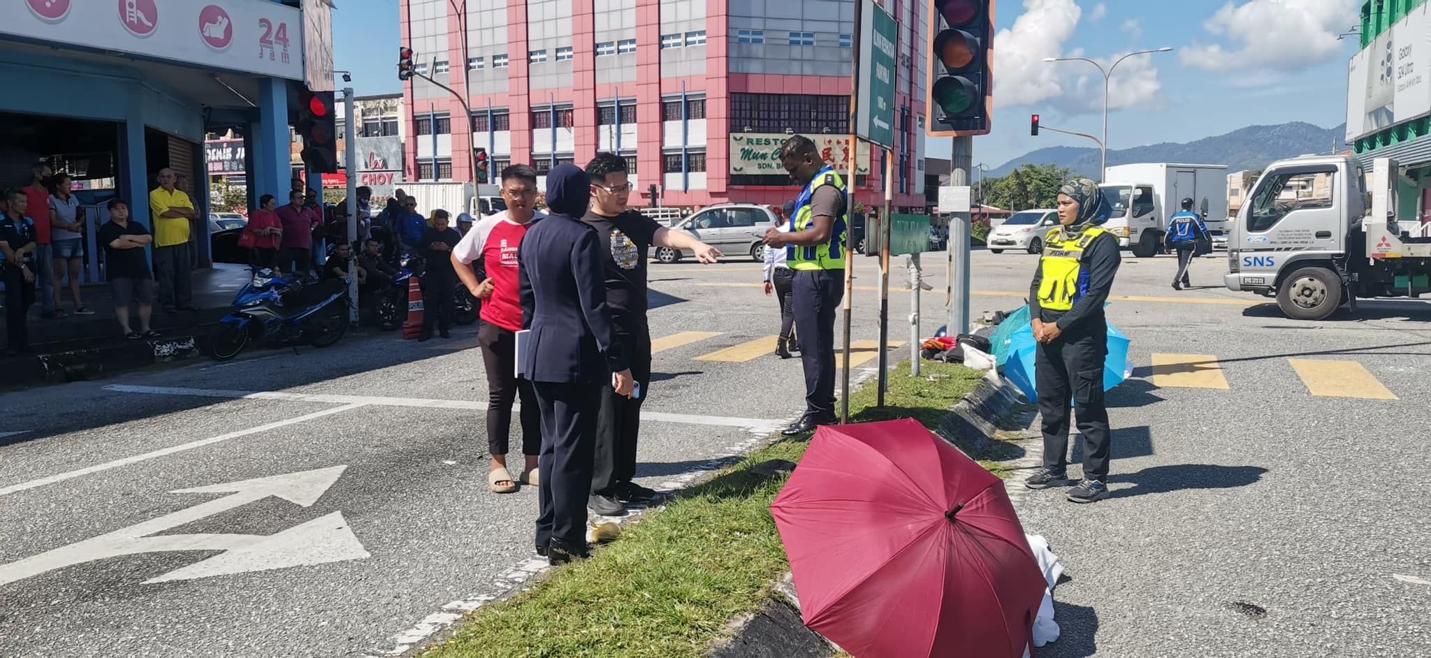 休旅车疑闯红灯酿祸 与摩托车相撞.姐弟双亡