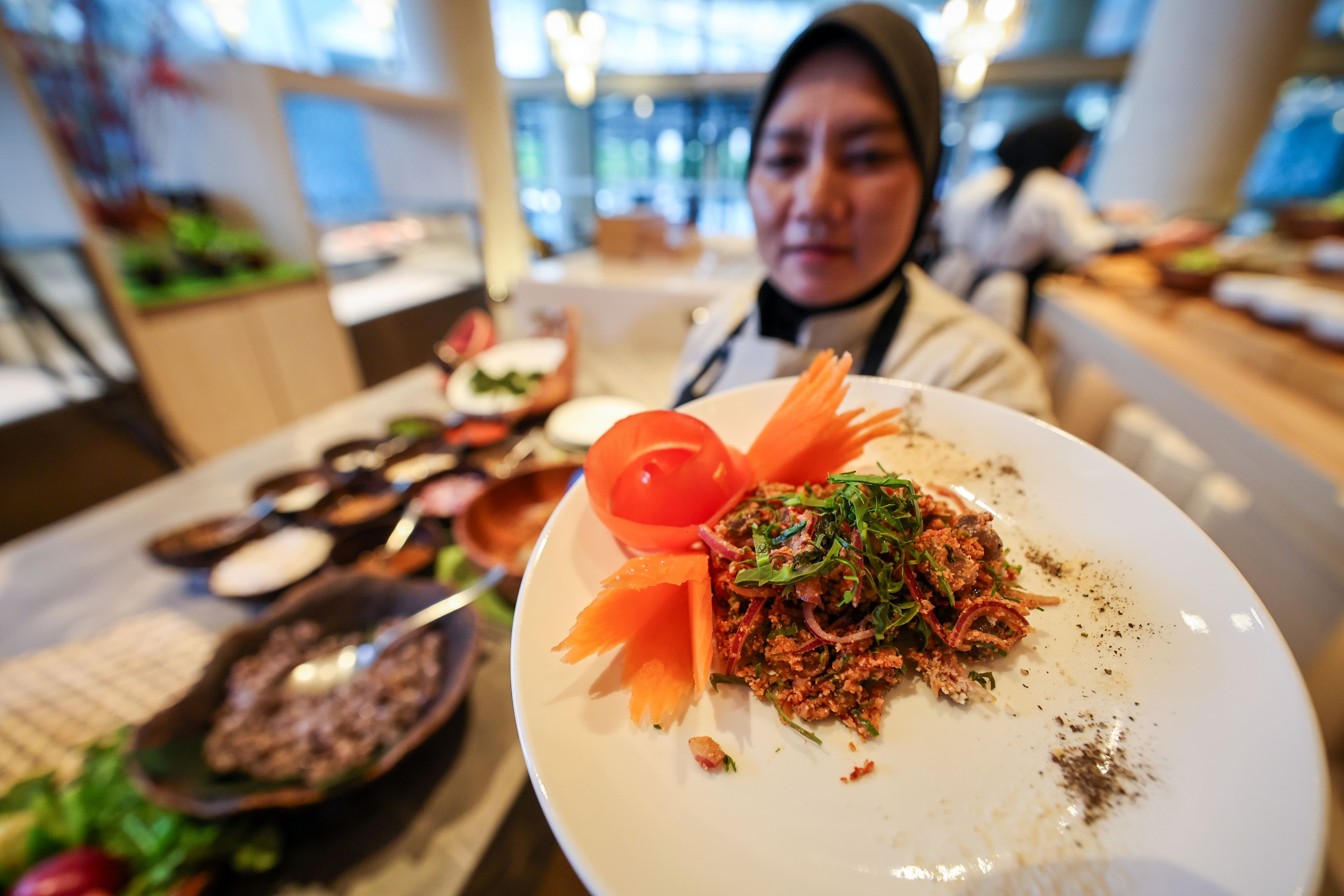 厨师准备东盟外长欢迎晚宴  自豪呈现浮罗交怡风味美食
