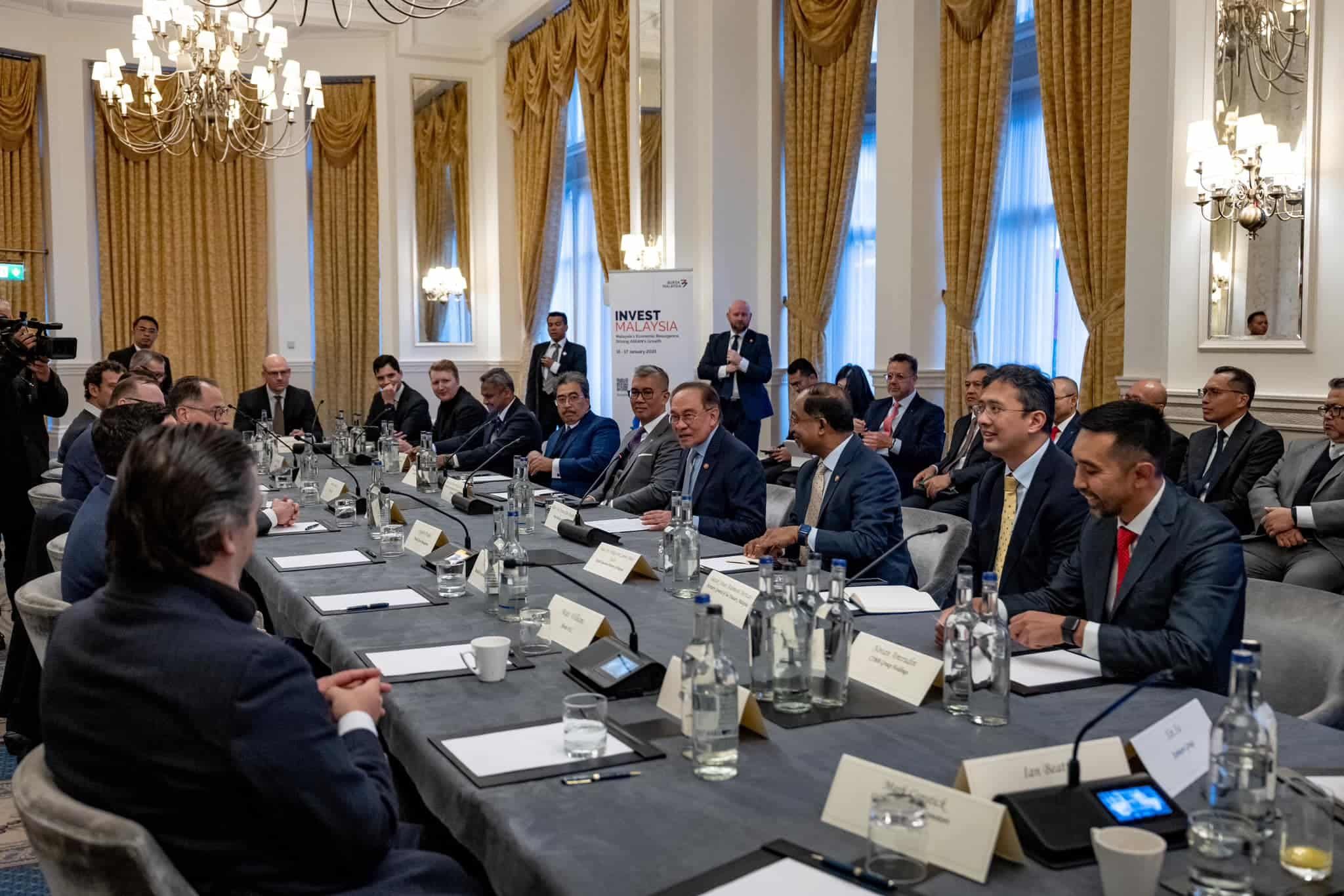 Anwar meets with industry leaders in London