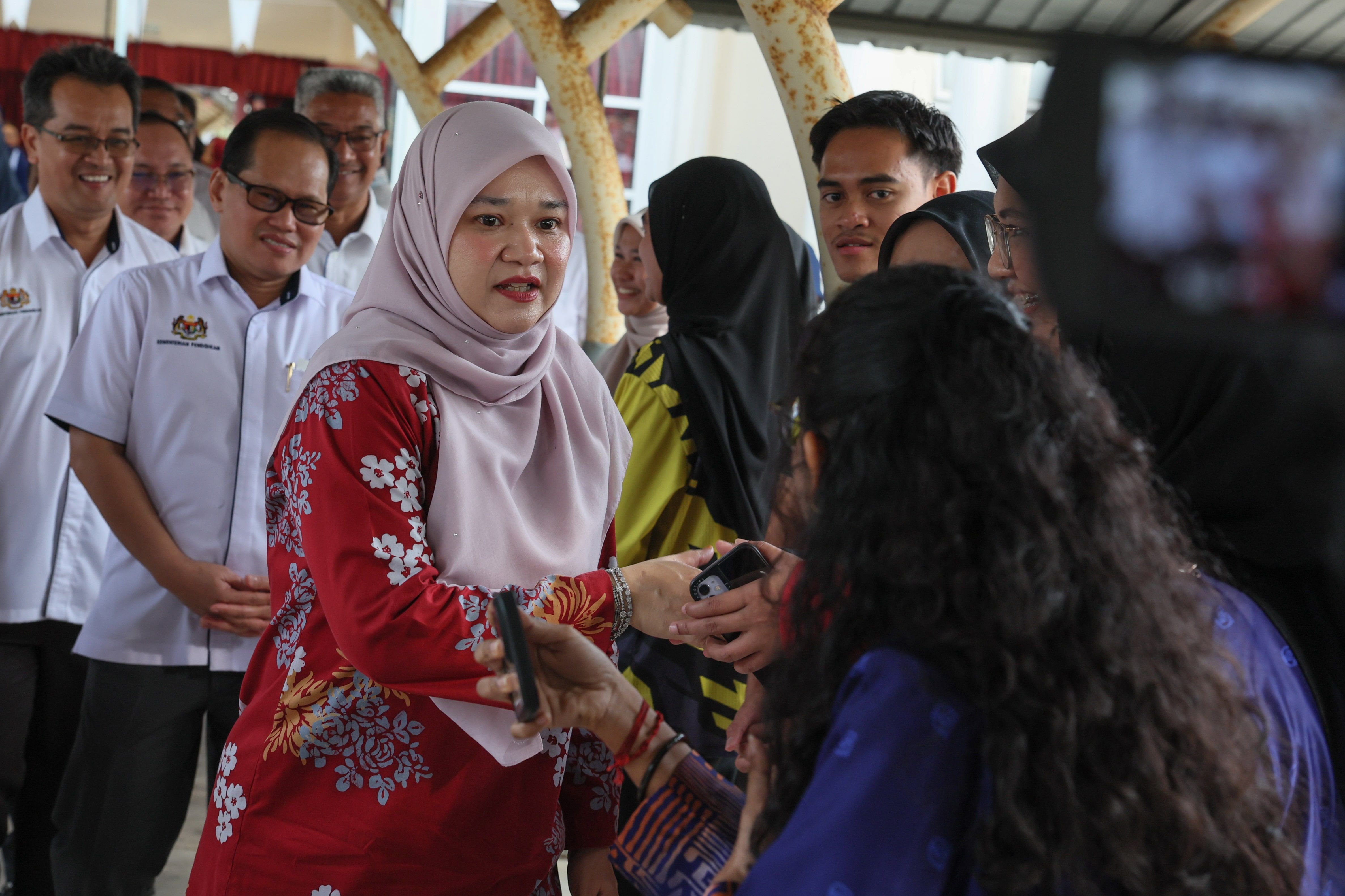 教师获部门批准可兼职 教长：不能影响教学职责