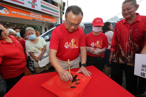 游佳豪耗两周时间学书法练字 今挥毫泼墨助班丹中华筹软硬体费用