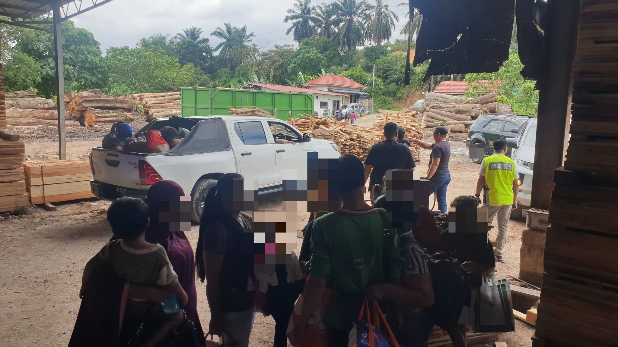 移民局突击雪州两工厂  56违例外籍员工落网